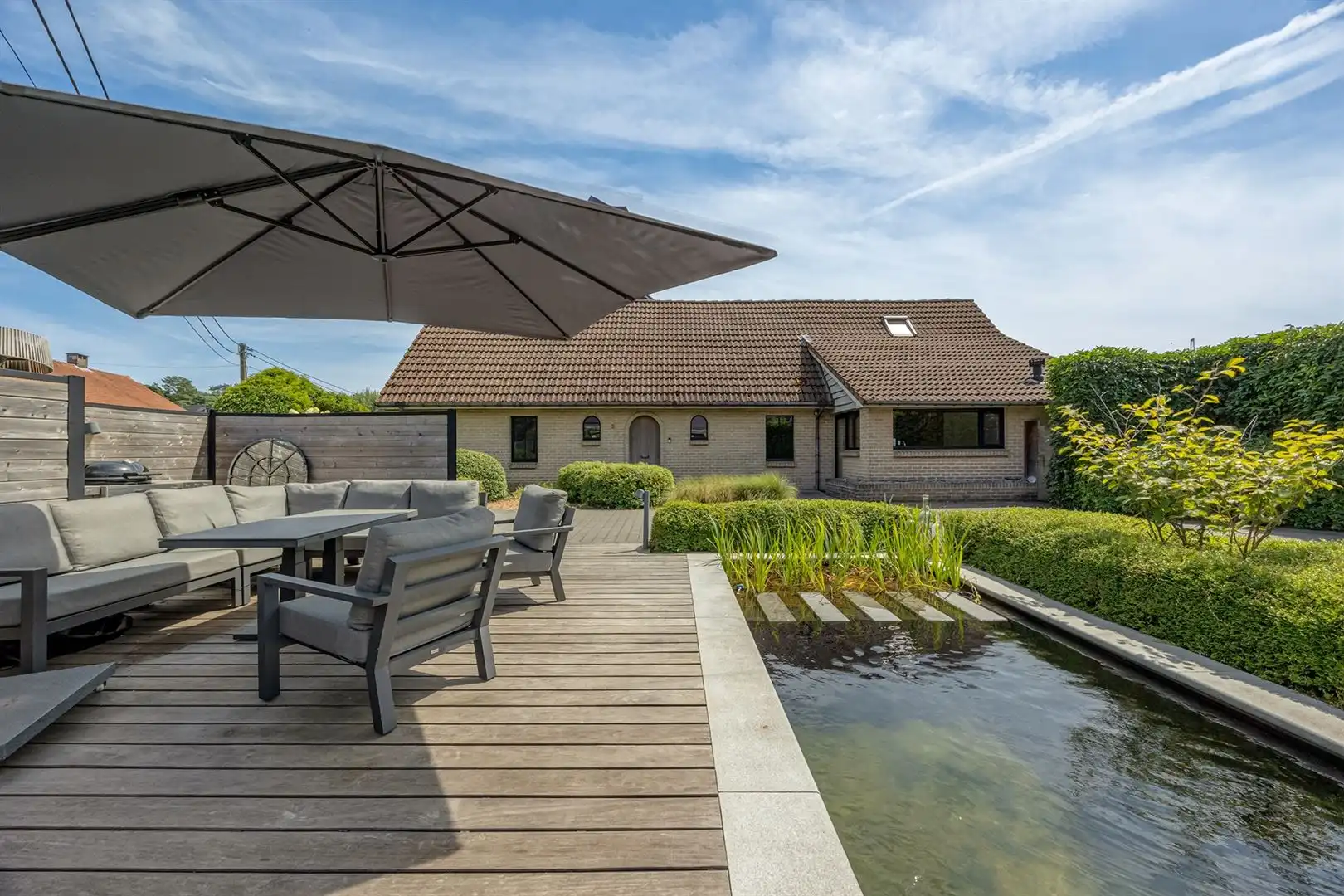 Stijlvol gerenoveerd wonen met prachtige zwemvijver foto {{pictureIndex}}