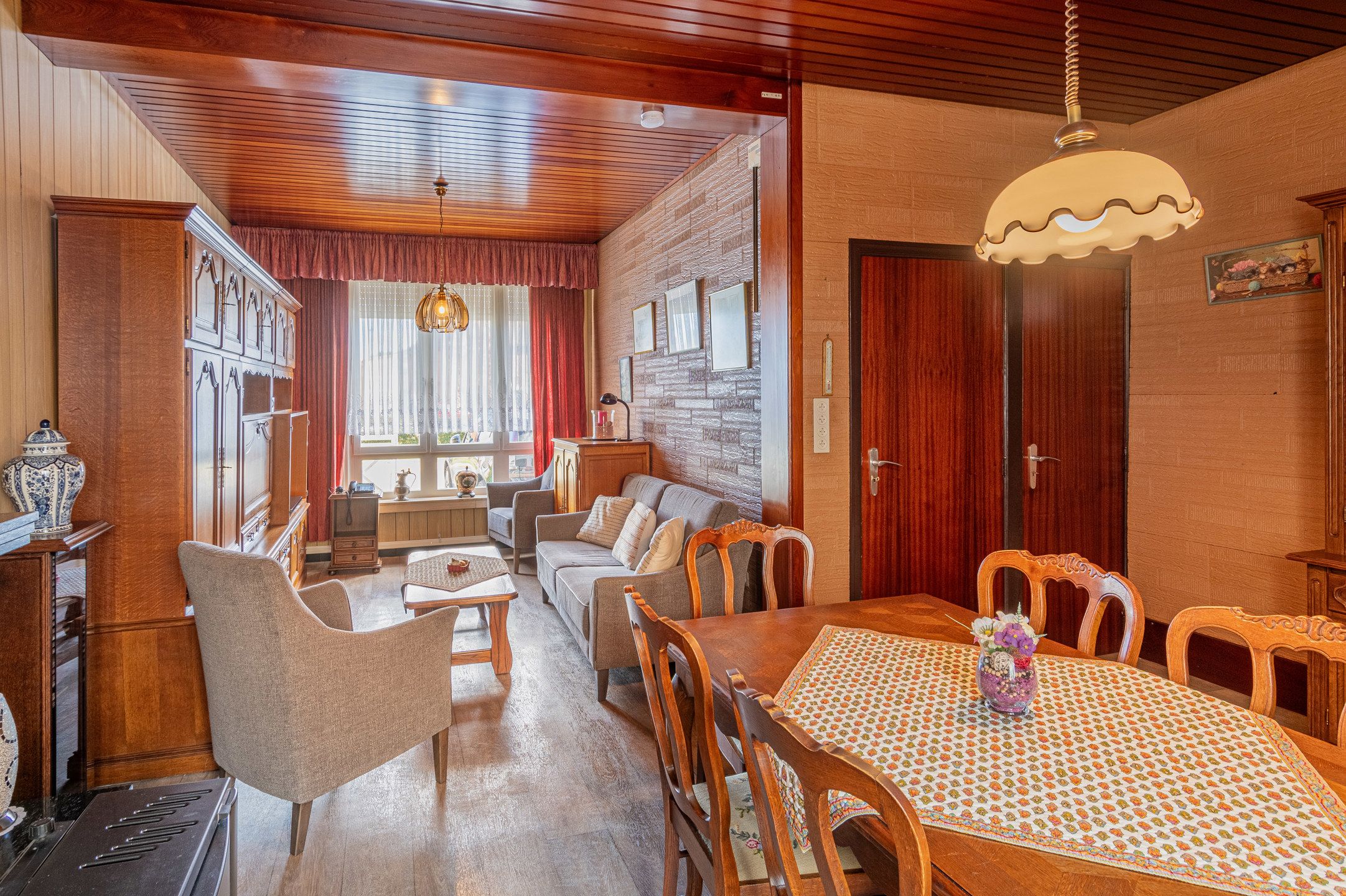 Knusse te renoveren woning met garage foto 3
