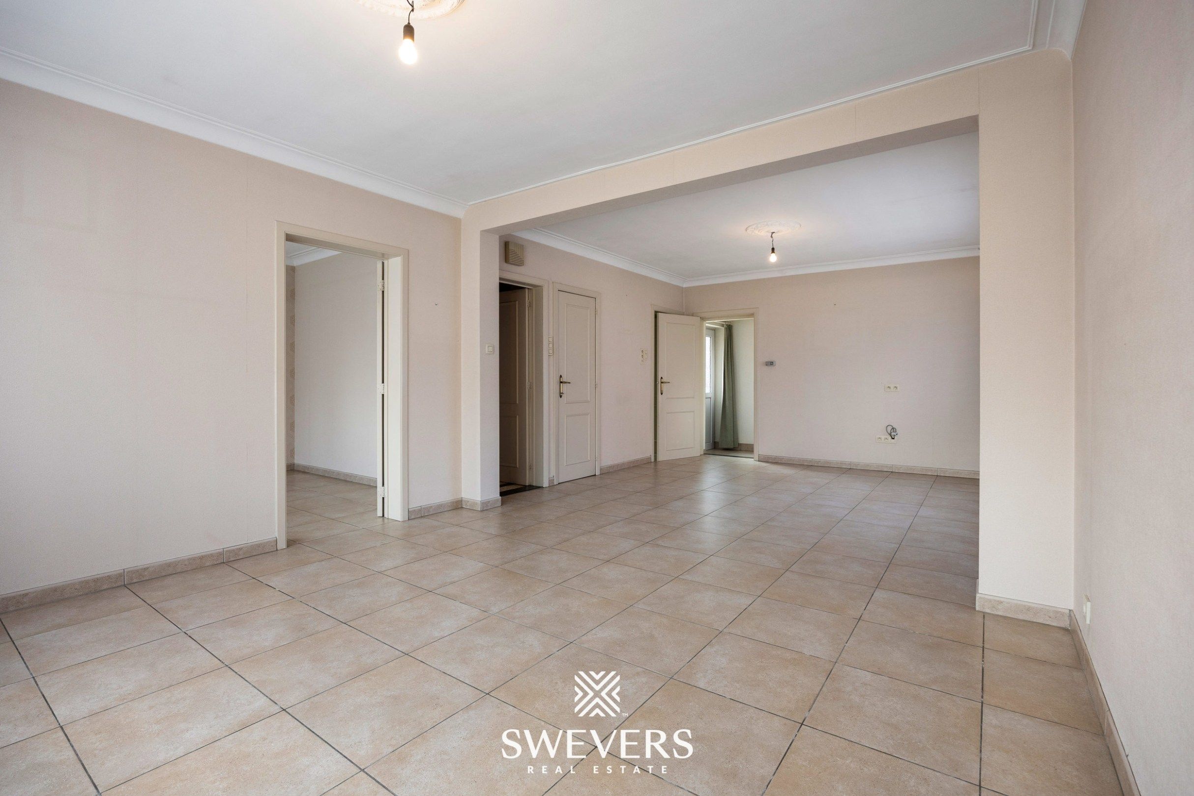 Te renoveren ruime gezinswoning met vijf slaapkamers en uitbreidingsmogelijkheden foto 7