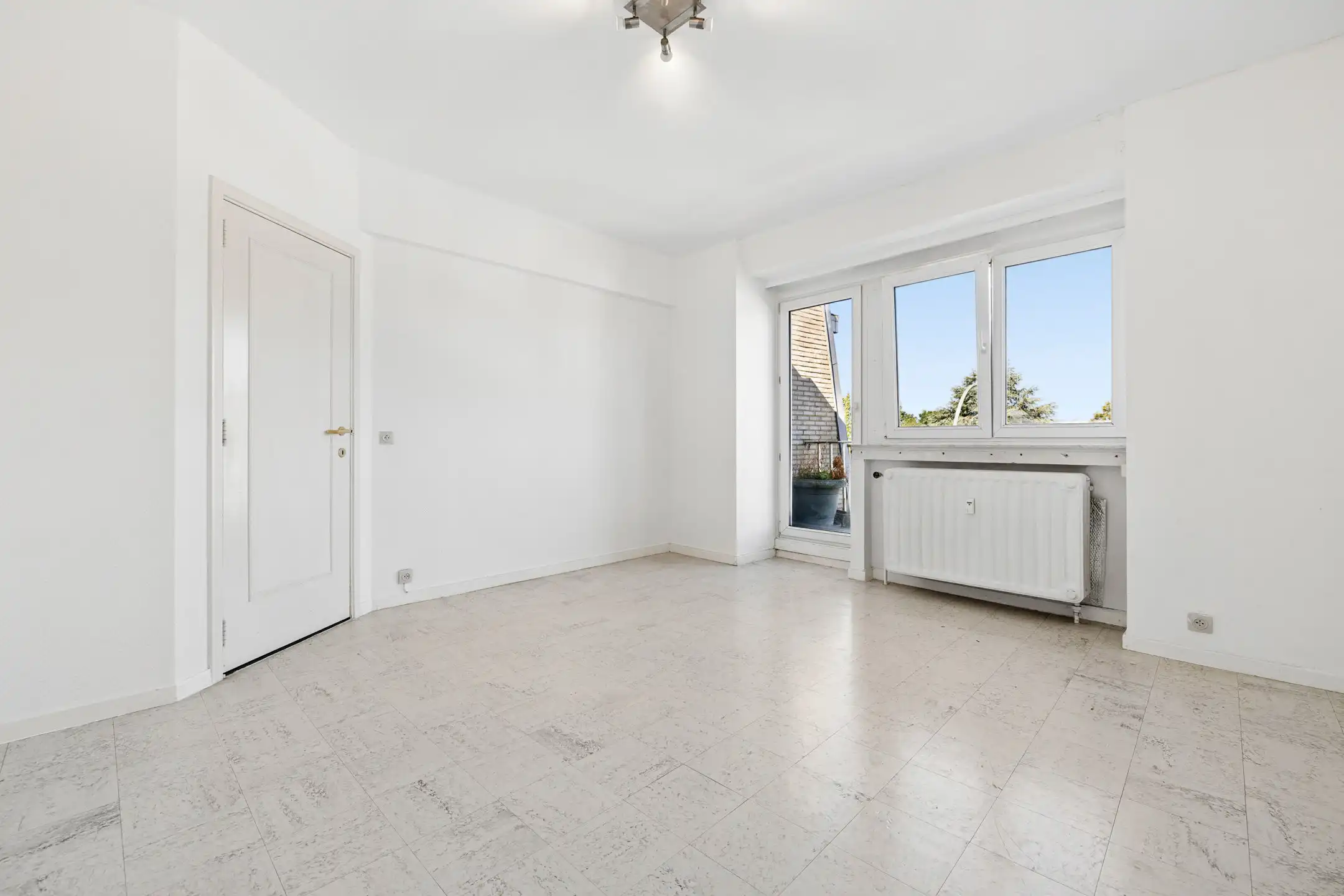 LAKEN : APT met 2 slaapkamers, terras en veel potentieel foto 12