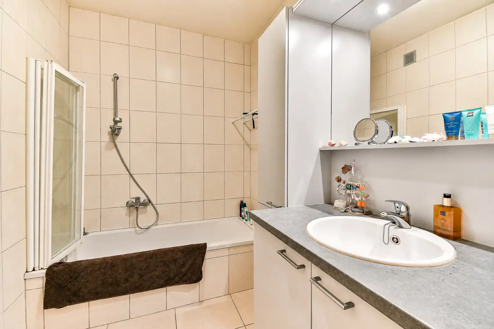 Instapklaar gelijkvloers appartement met twee slaapkamers en buitenkoer in centrum Gistel foto 8