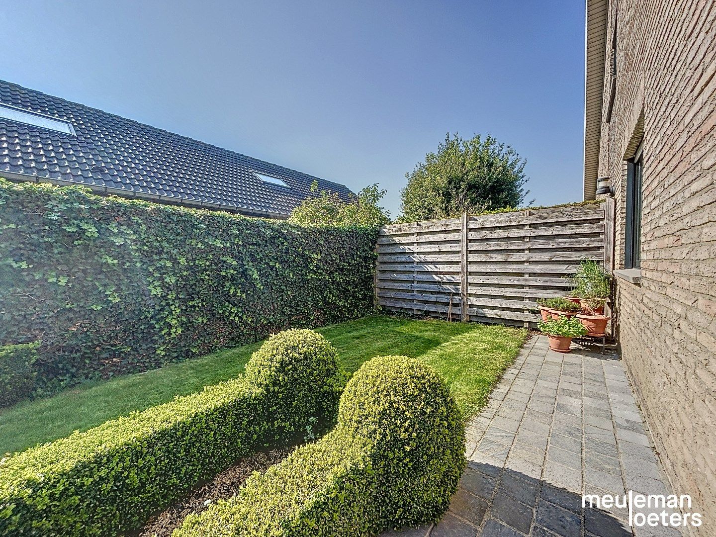Ruime alleenstaande gezinswoning met unieke tuin foto 14