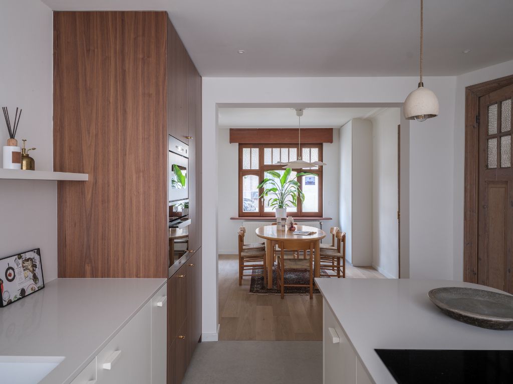 Karaktervolle, gerenoveerde interbellumwoning met 4 slaapkamers en buitenruimte op wandelafstand van station Gent-Sint-Pieters. foto 3