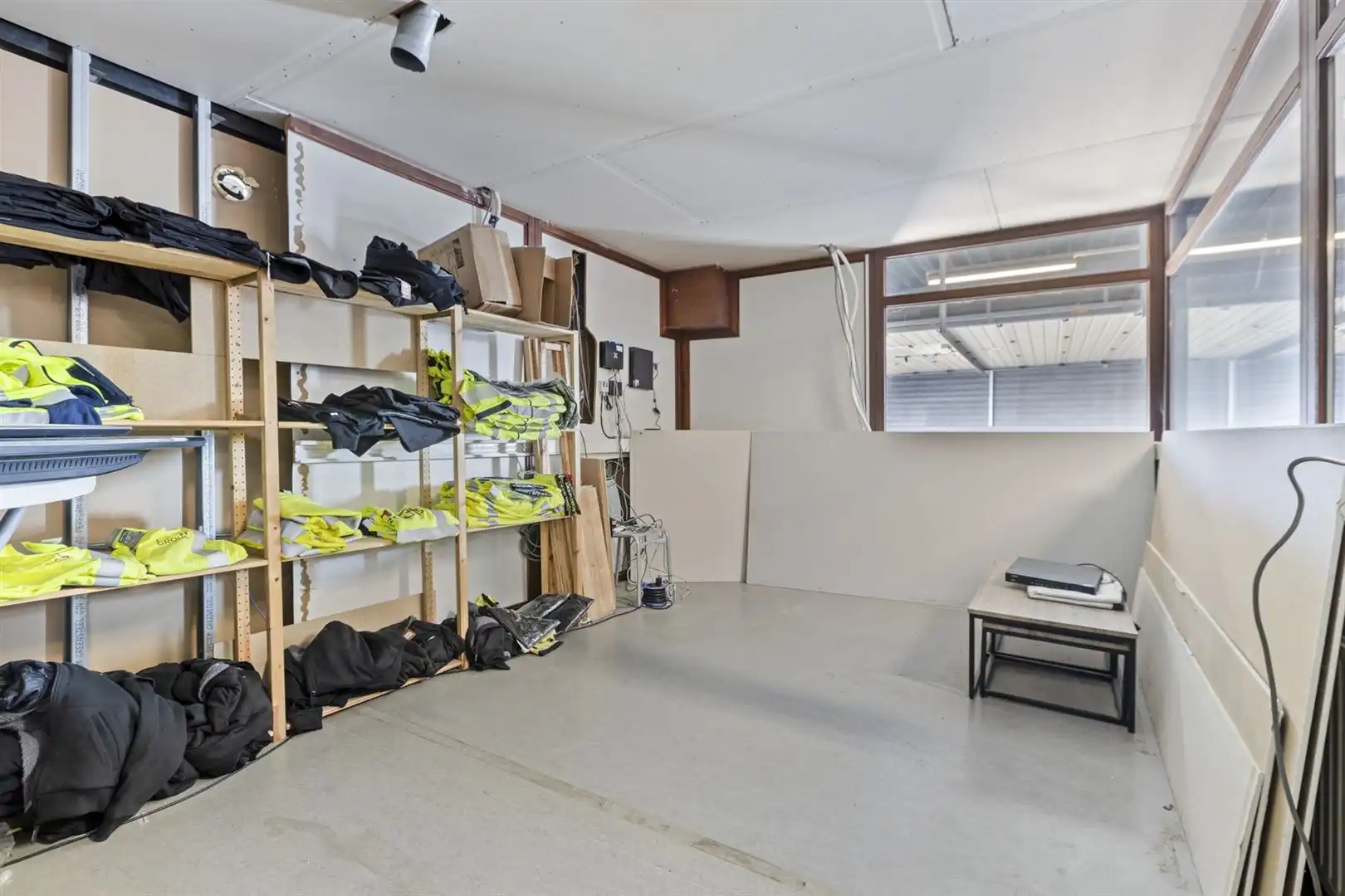 TE HUUR: Bedrijfsgebouw met kantoren te Houthalen! foto 16