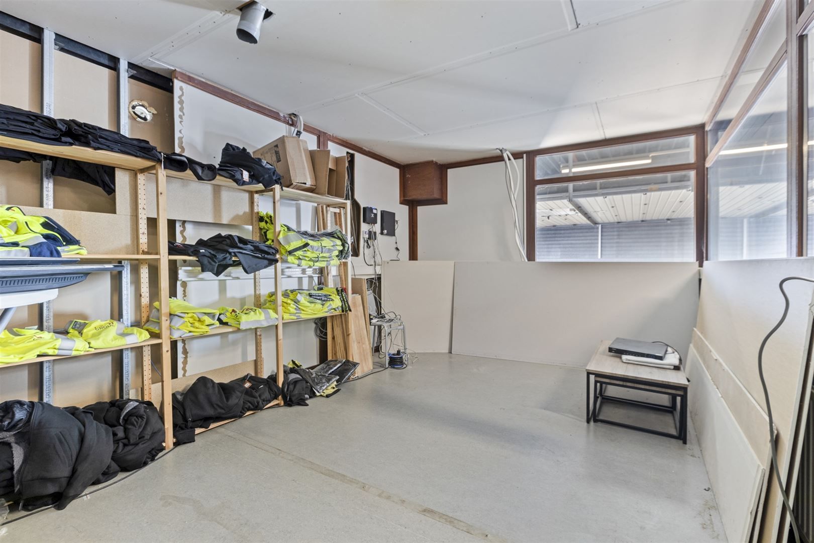 TE HUUR: Bedrijfsgebouw met kantoren te Houthalen! foto 16