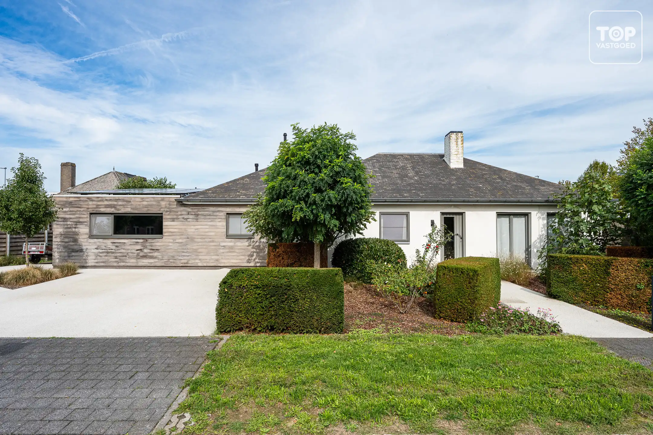 Instapklare woning op een ruim perceel met verwarmd zwembad foto {{pictureIndex}}