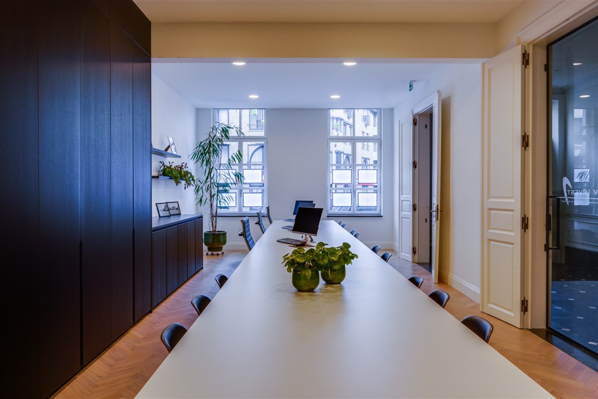 Representatief kantoor- of handelspand op topligging aan het Keizersplein in Aalst foto 3