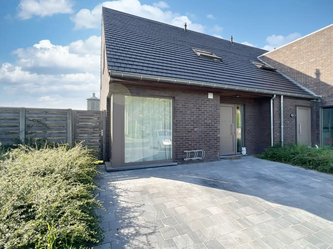 Recente, energiezuinige woning met zonnige tuin (344m²)! foto {{pictureIndex}}