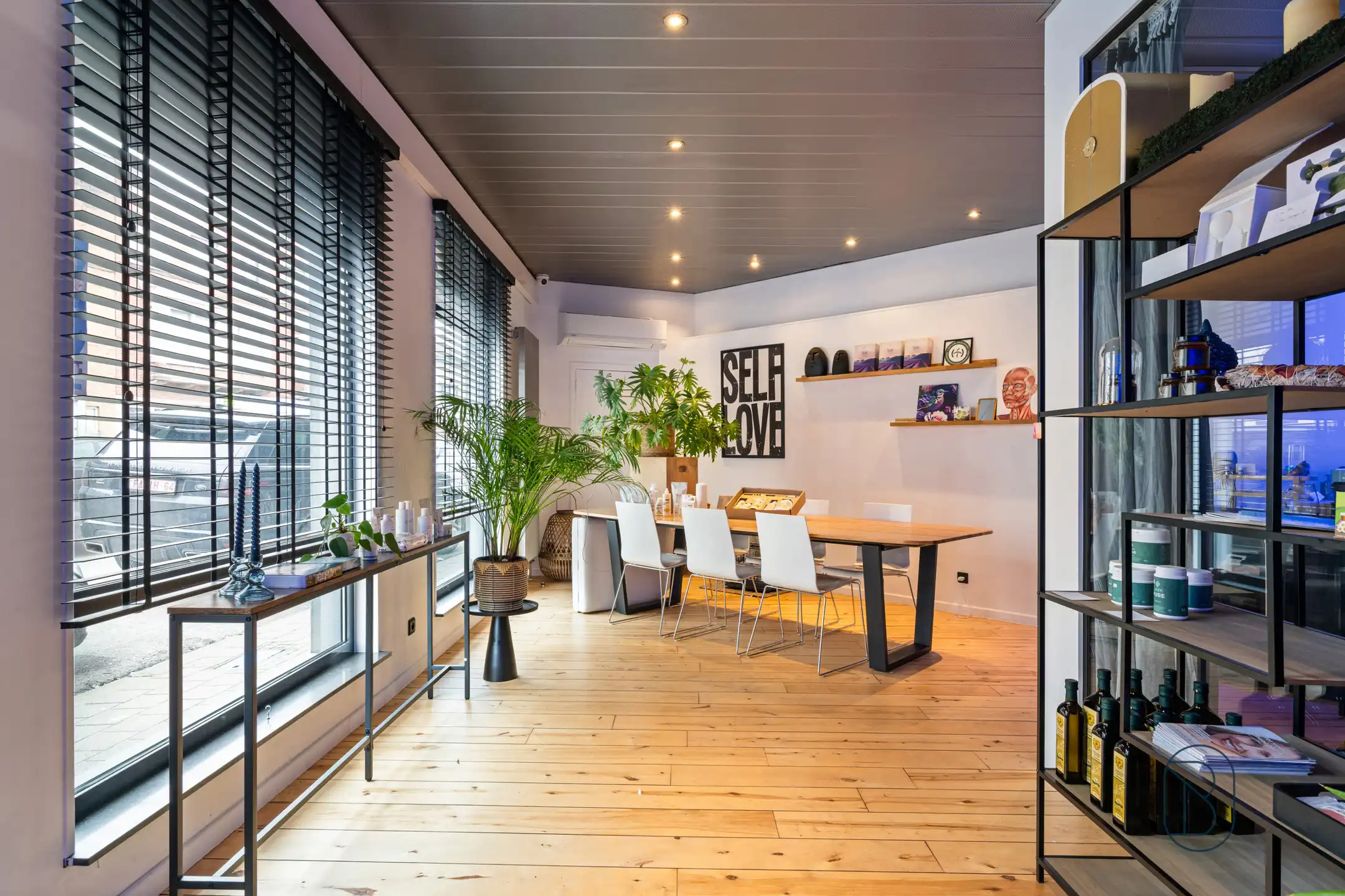 Topgelegen handelspand met verhuurd duplexappartement foto 4