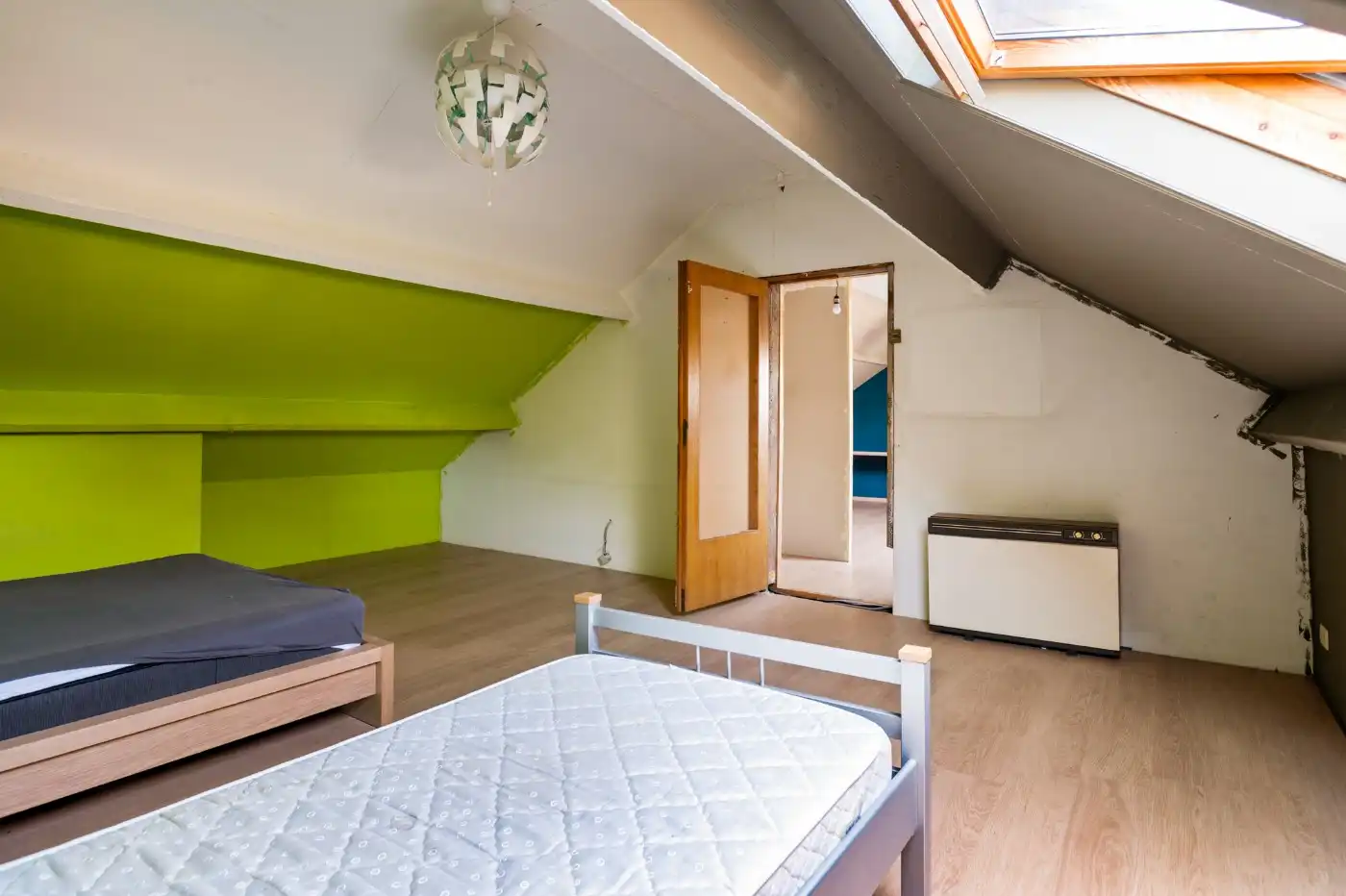Charmante, te renoveren woning met ruime groene tuin foto 27