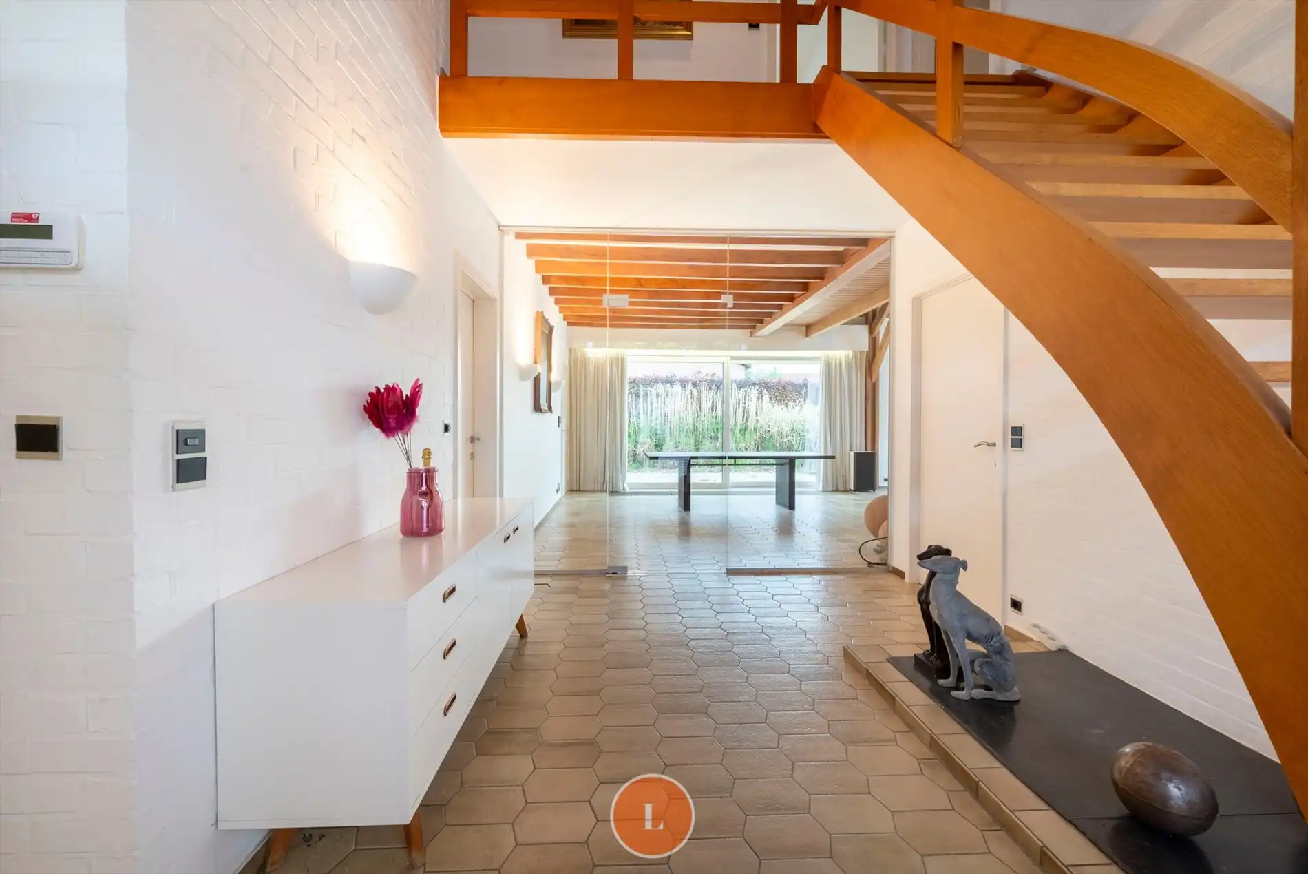 Villa met praktijkruimte en vijver op 1349m² foto 2