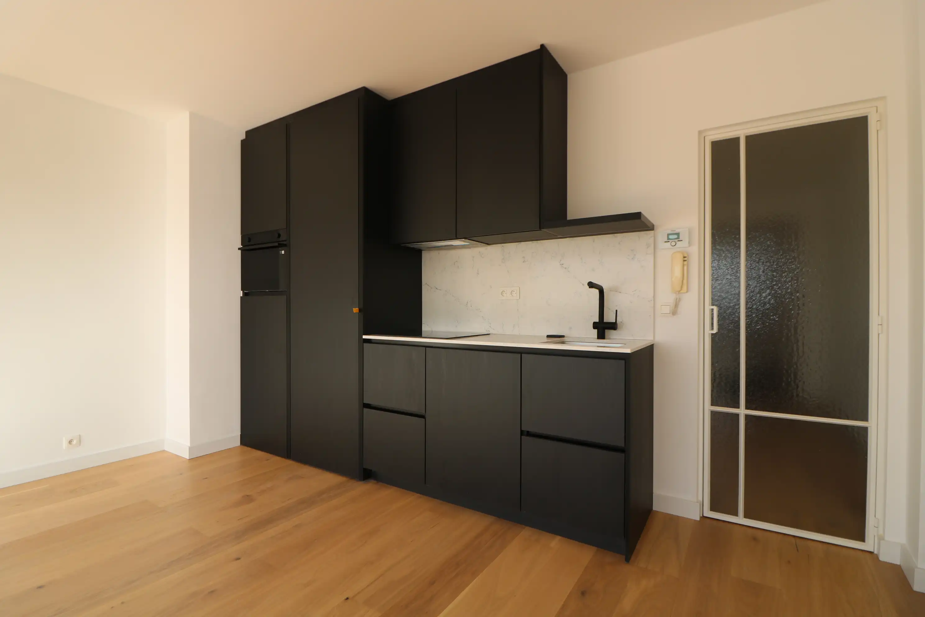 Prachtig gerenoveerd 2-slaapkamerappartement met fantastisch zicht op de jachthaven. foto 3