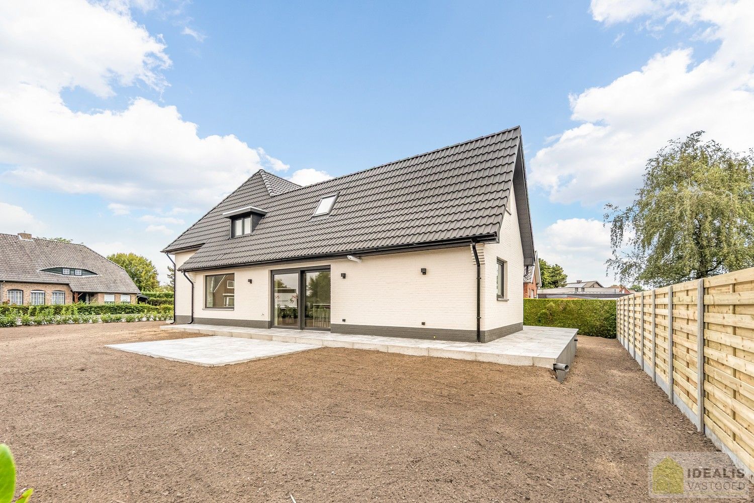 IDEALIS VASTGOED – Schitterend volledig vernieuwde woning met een heerlijke open leefruimte, luxe keuken, 3 ruime slaapkamers, een ruime luxueuze badkamer én een ruime wasplaats! Dit heerlijke huis bevindt zich op een volledig nieuw aangelegd perceel van 7a 88ca vlakbij het centrum van Hamont-Achel, op slechts enkele minuten van de Nederlandse grens - EEN MUST VISIT! - foto 4