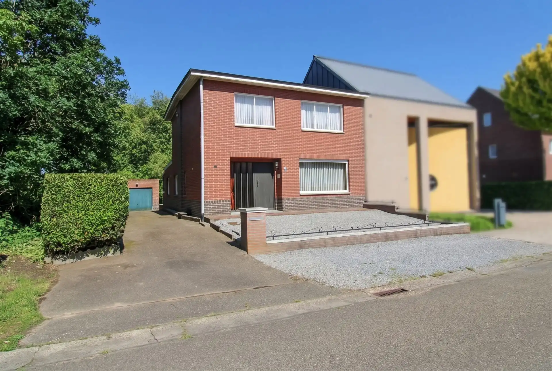 Hoofdfoto van de publicatie: Te renoveren woning met 3 slaapkamers, garage en tuin in Maasmechelen!