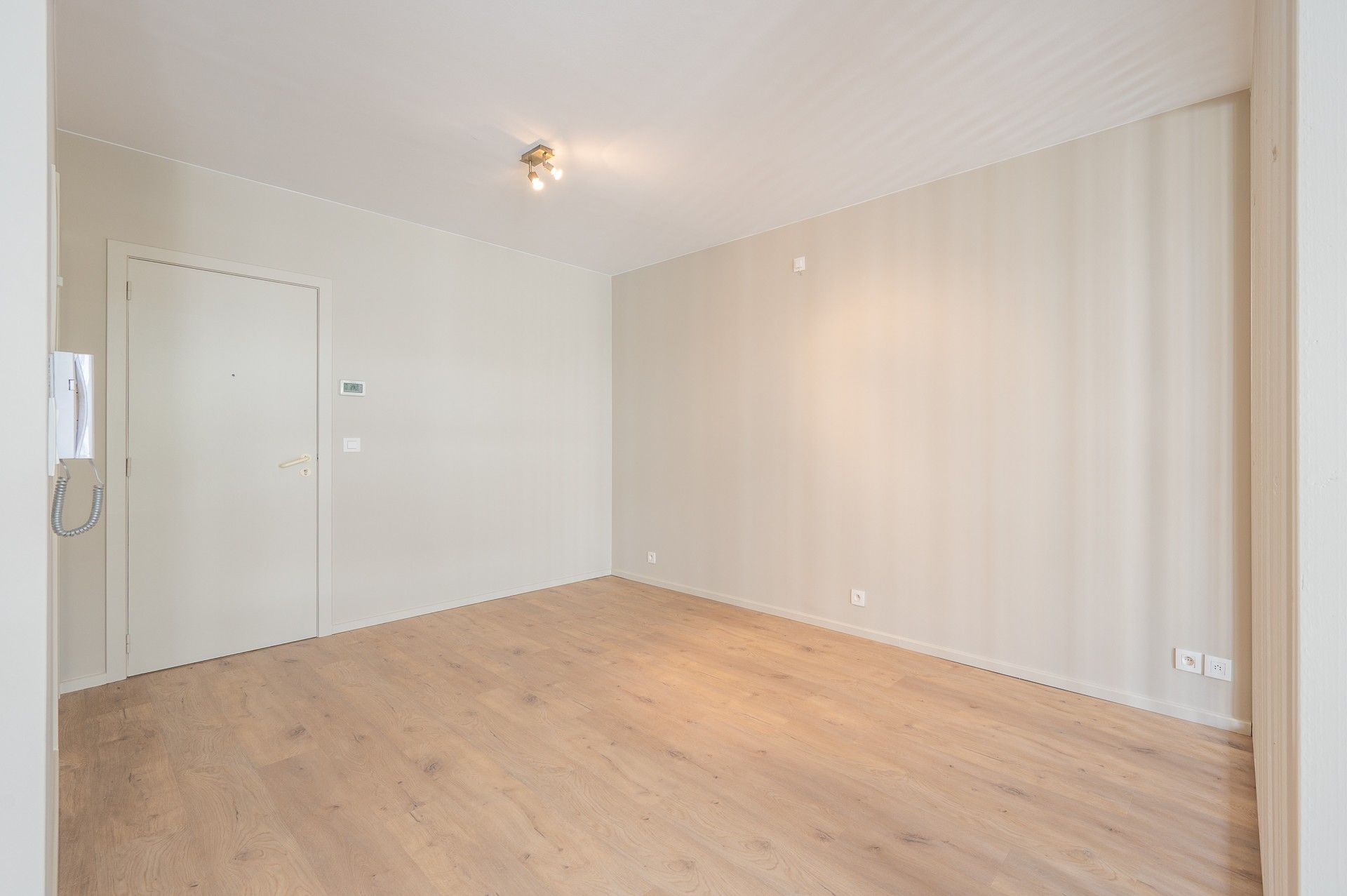 Ongemeubeld: vernieuwde studio op de Lippenslaan! foto 3