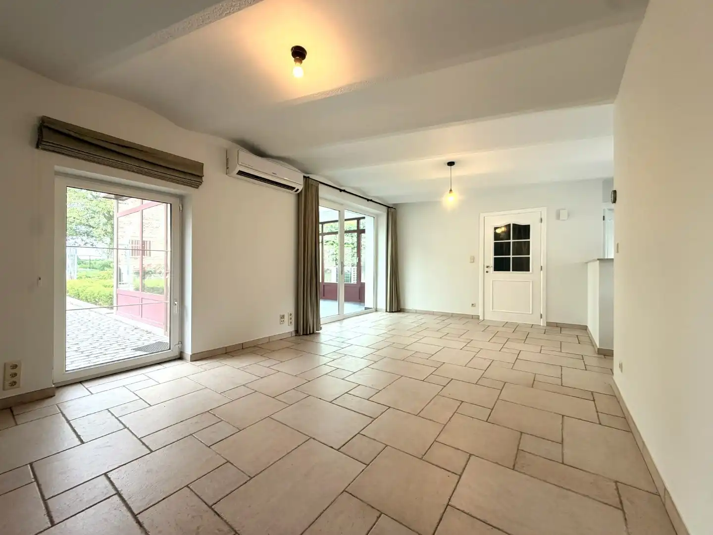 Bijzonder charmante benedenwoonst met 1 slaapkamer, veranda, terras en twee autostandplaatsen foto 12
