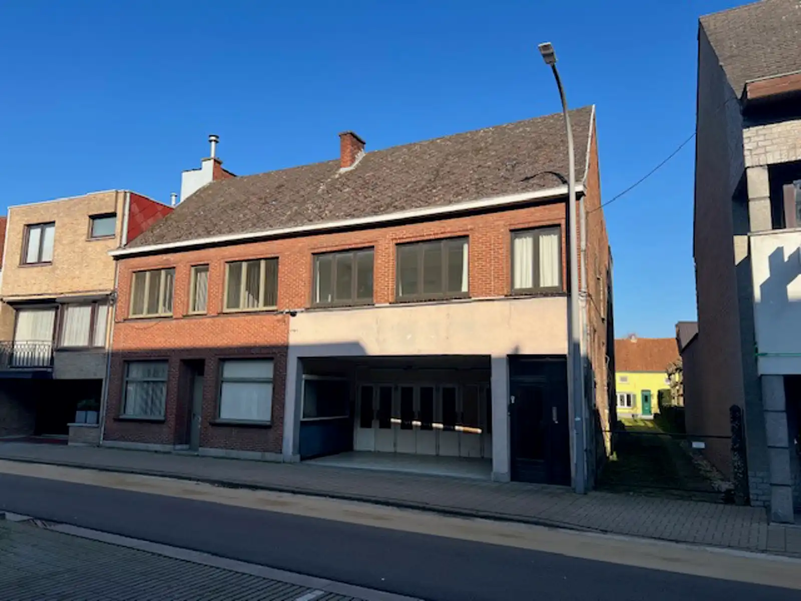 Hoofdfoto van de publicatie: Projectgebouw (vroegere cinema met appartement en woning)