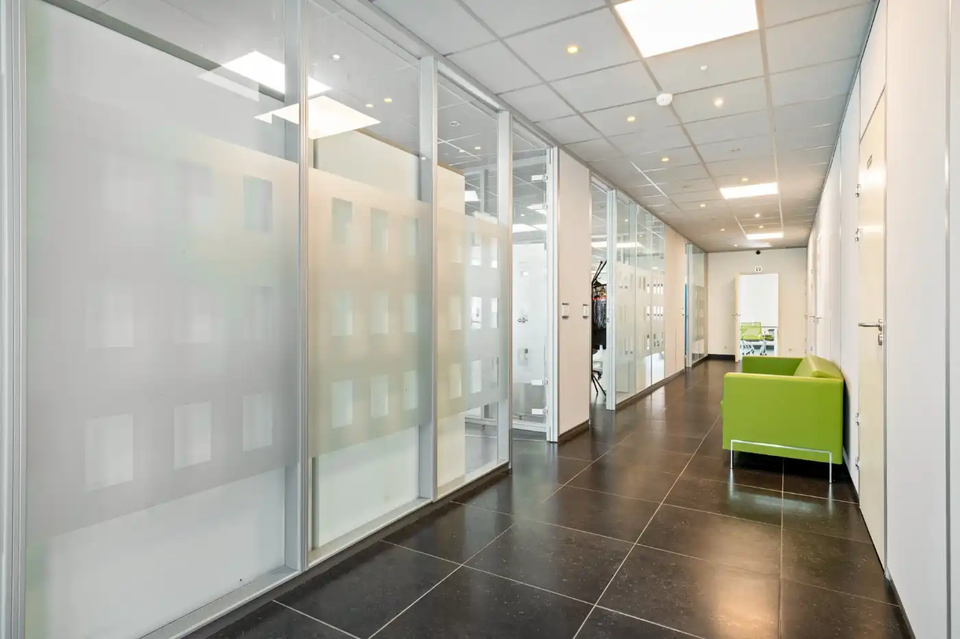 Ruime, volledig ingerichte kantoorruimte van 200 m² in hartje Stabroek foto 8