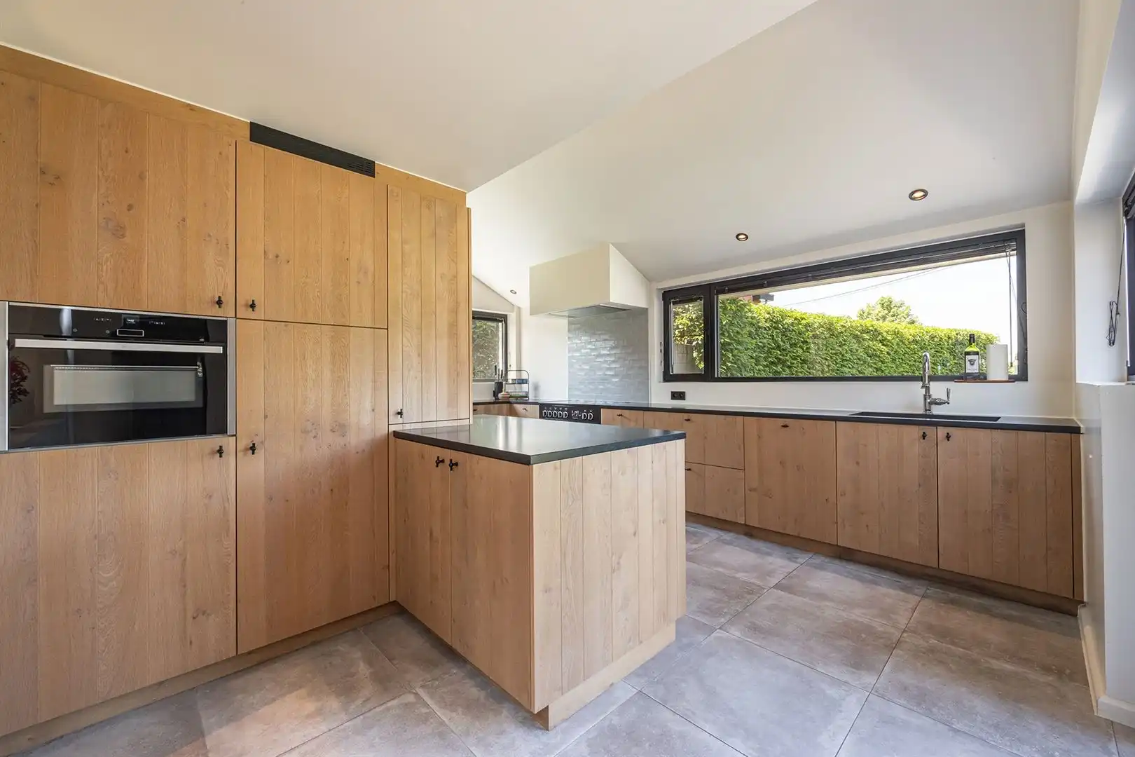 Stijlvol gerenoveerd wonen met prachtige zwemvijver foto 8