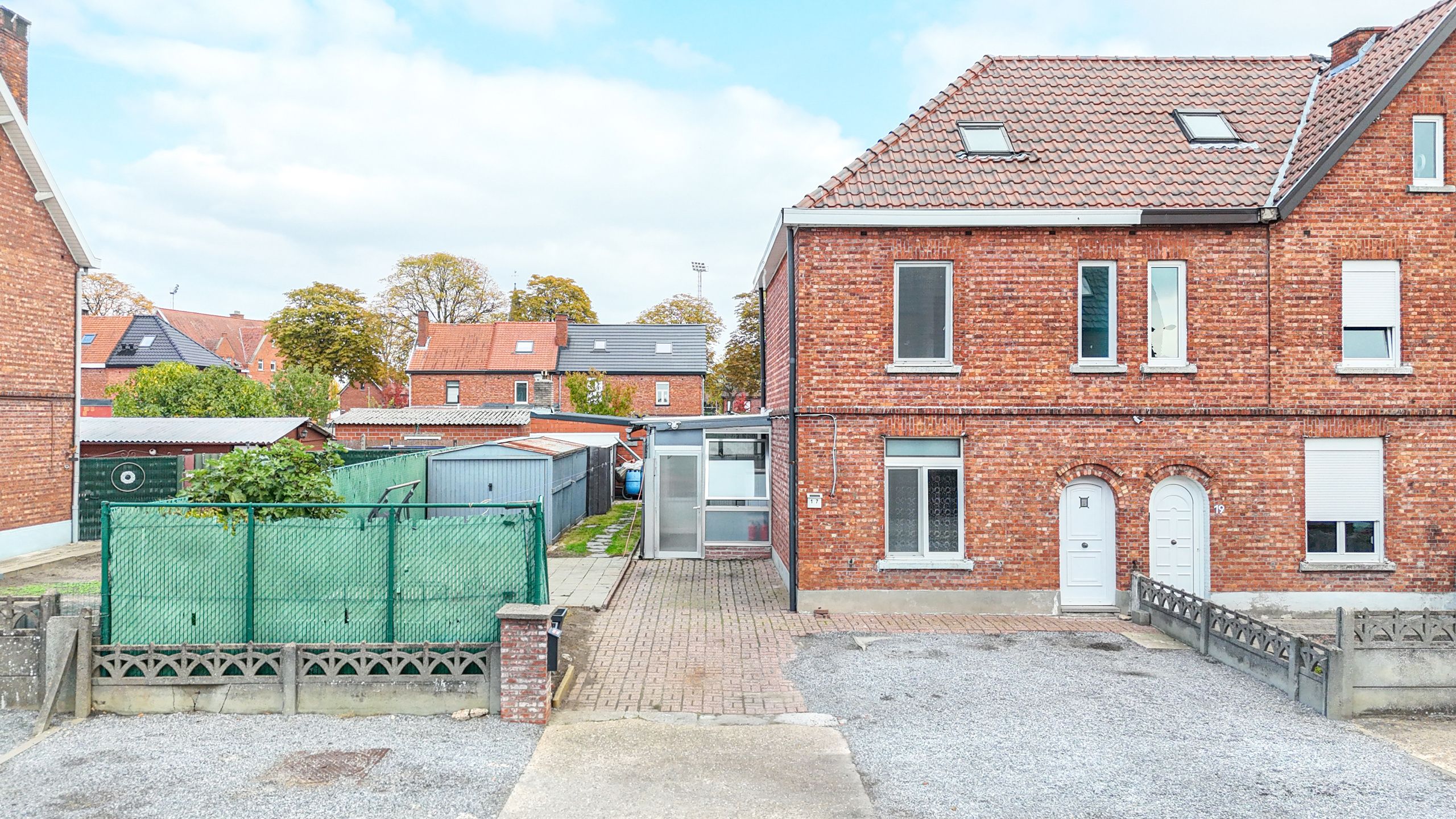 Instapklare vernieuwde woning van 170m² met 3slpks! foto 24
