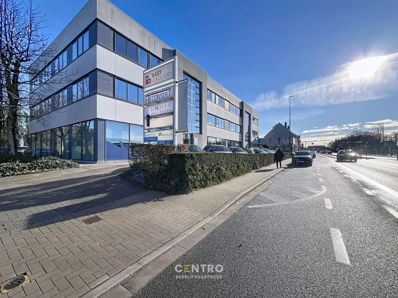 Instapklare kantoorruimte 175m² met perfecte VISIBILITEIT aan 't Hoge - opsplitsbaar. foto {{pictureIndex}}