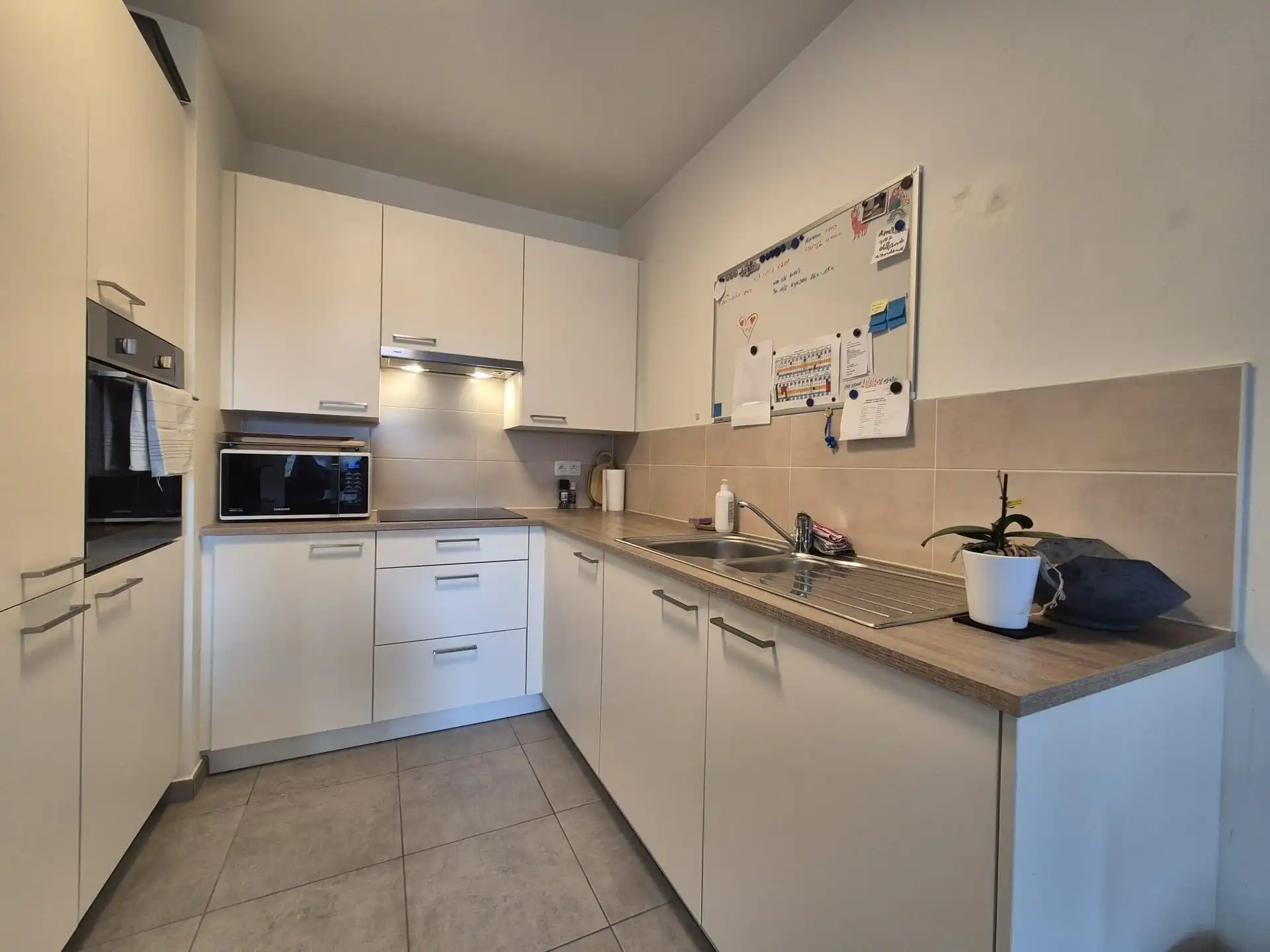 Modern gelijkvloers appartement met terras. foto 9