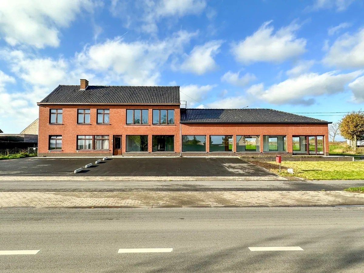 Handelsruimte/kantoor (met atelier, opslag en parking) + woning met tuin en garage, Kortemark foto {{pictureIndex}}