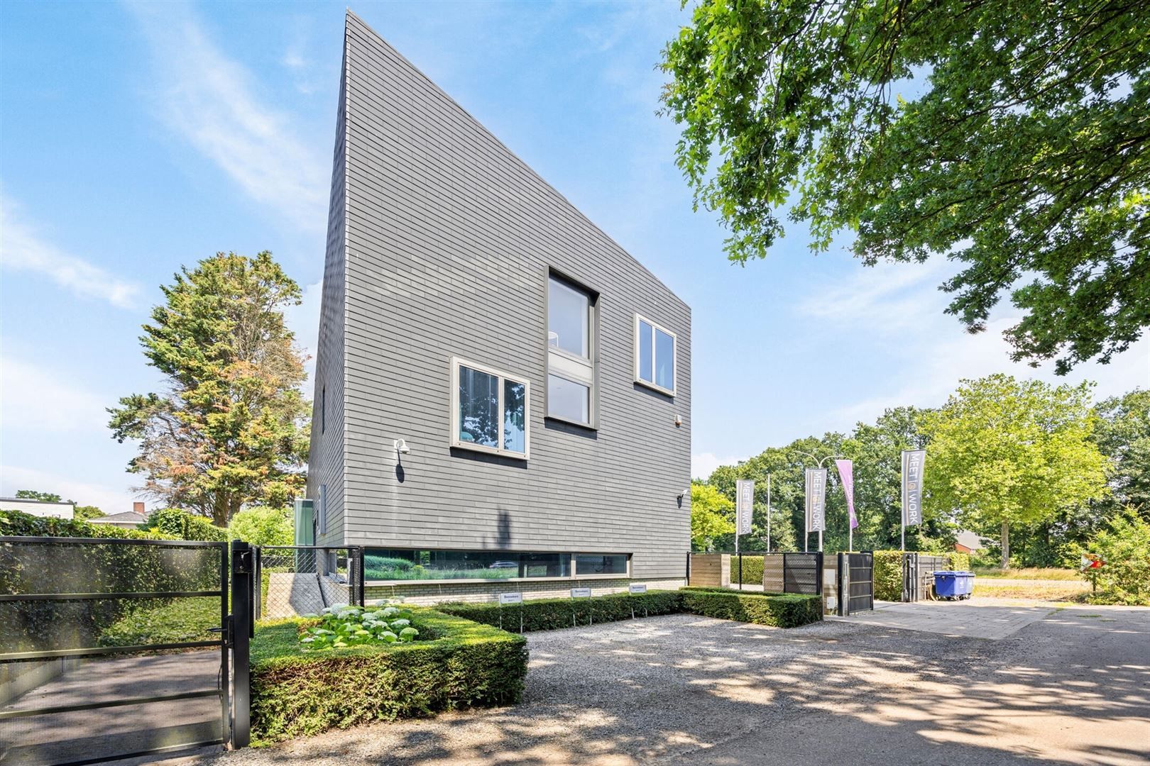 TE HUUR: multifunctioneel commercieel gebouw met duplex-appartement! foto 2