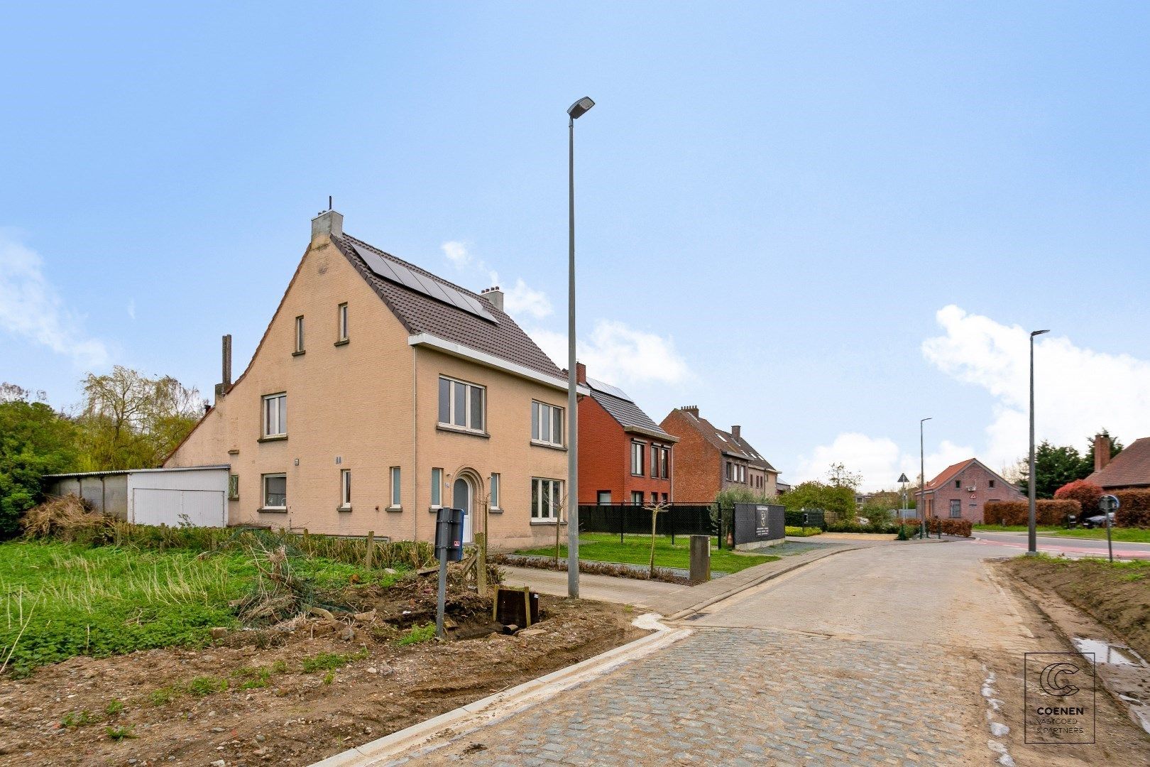 Instapklare woning met praktijkruimte én bouwgrond in Wommelgem. 4-5 slaapkamers, tuin, zonnepanelen en garage. foto 31