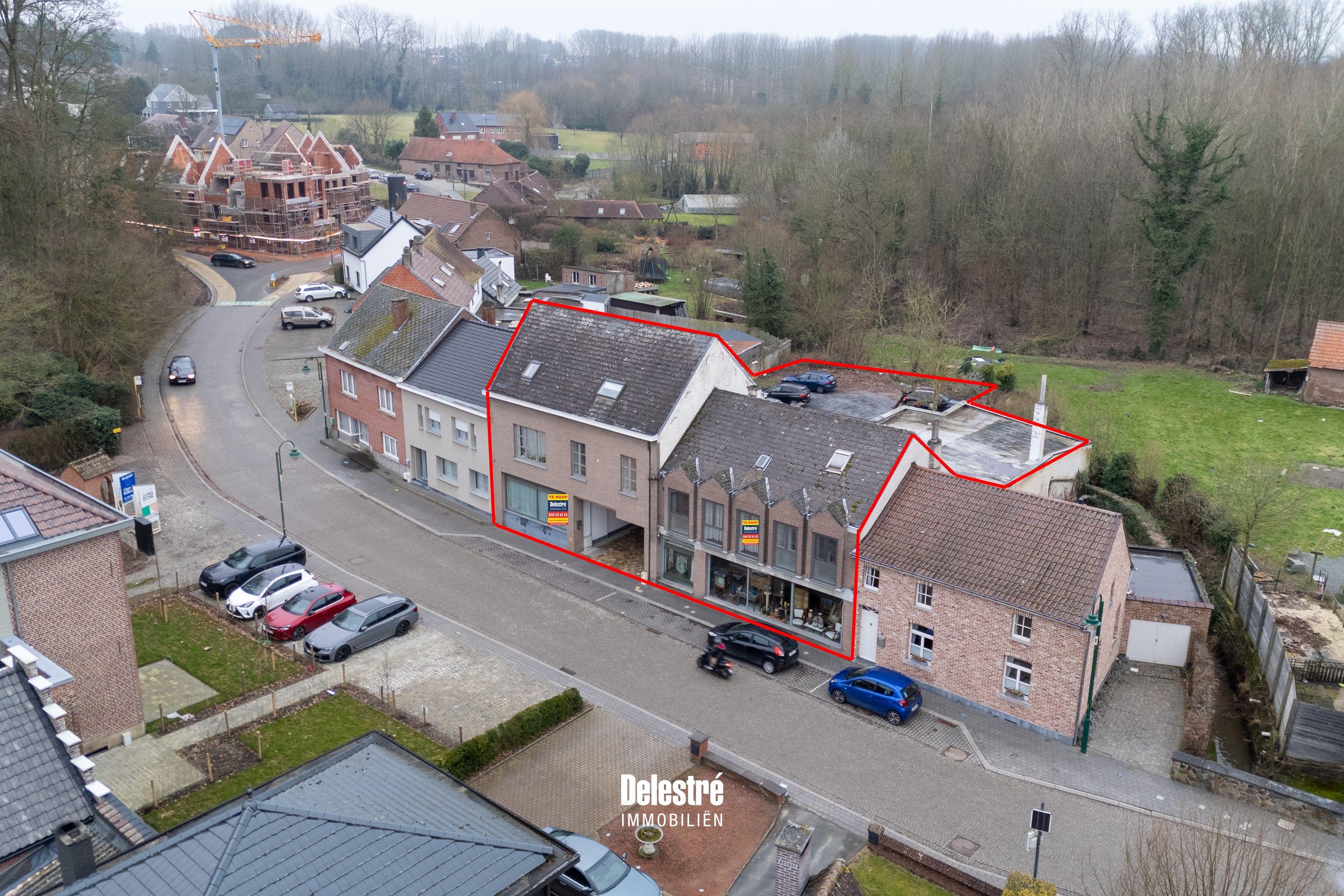 INVESTERINGSEIGENDOM GEMENGD GEBRUIK MET PARKING foto {{pictureIndex}}