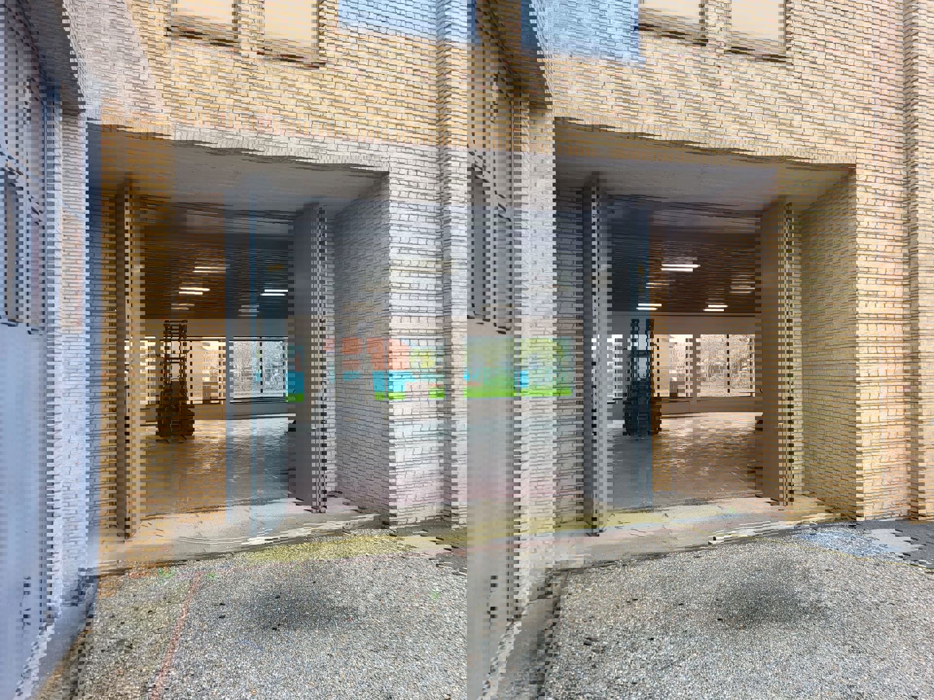 GENK TE HUUR: Grote bedrijfshal-Kantoor-Conciërgewoning foto 22