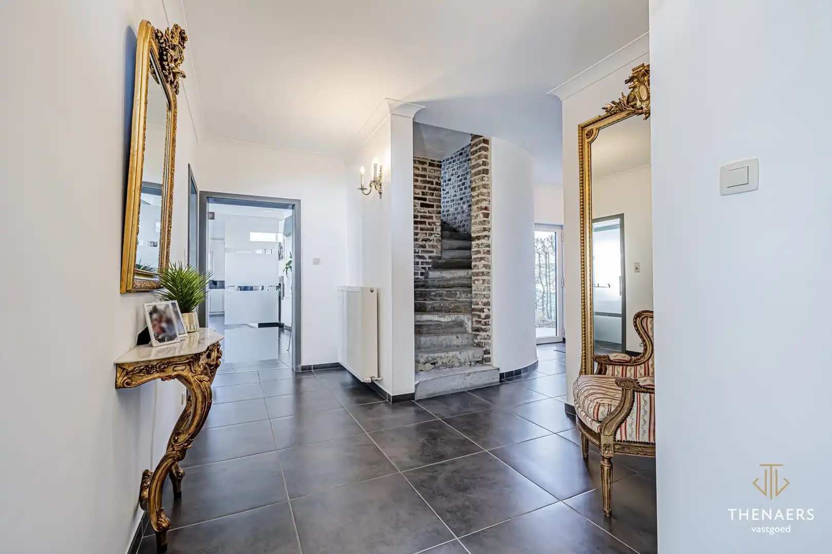 Karaktervolle en uitzonderlijk ruime woning met 5 slpks op&nbsp;een perceel van 36a 60ca. foto 14