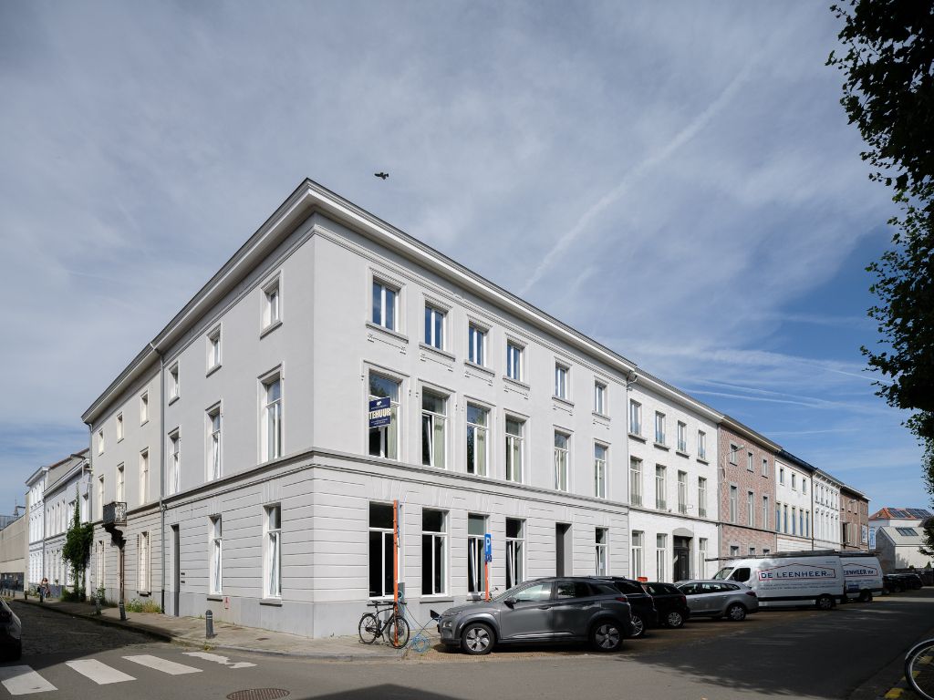 Penthouse gelegen op de tweede verdieping van een reconversie van een herenwoning naar kantoor en 2 appartementen. (2016, Element Architecten). foto 1