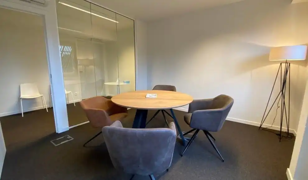 Instapklare kantoorruimte met terras te huur aan afrit E40 in Sint-Denijs-Westrem  foto 10