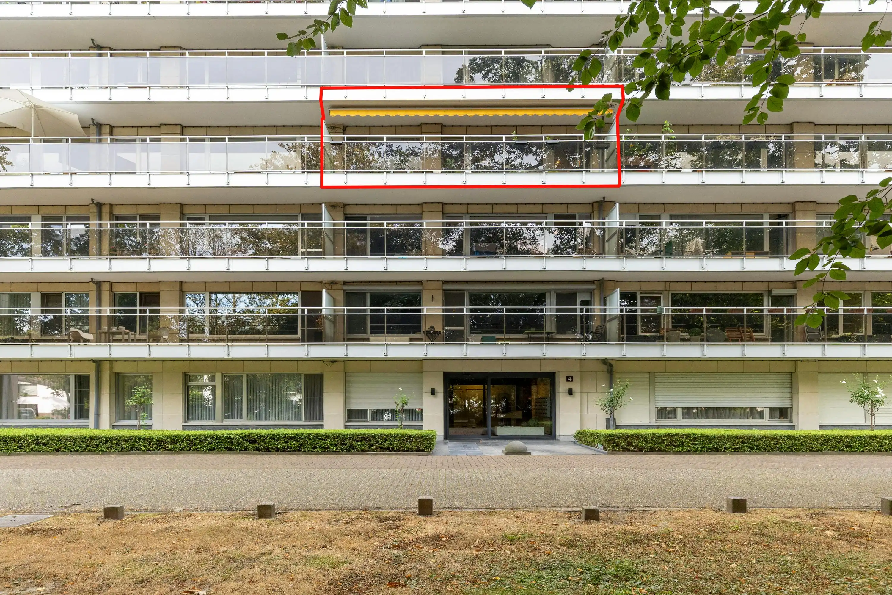 Lichtrijk appartement met ruim terras te koop in Berchem foto 2