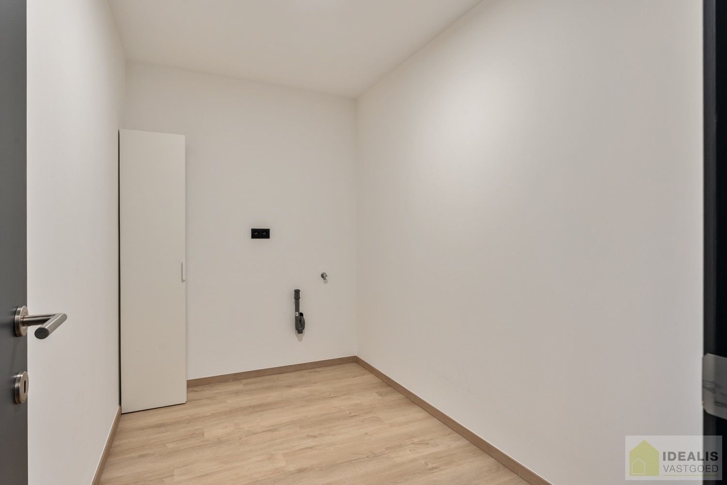 INSTAPKLAAR APPARTEMENT MET MAGAZIJN/KANTOOR OP BEDRIJVENTERREIN DE RIETKOLK!! Dit instapklare pand bestaat uit een hal/opslag van +-100m², met bureel/keuken en een aparte inkom voor het woongedeelte. Het appartement omvat een ruime woonkamer met uitgeruste keuken, 2 slaapkamers, badkamer, bergruimte en waskamer. Het pand leent zich perfect als kantoorlocatie met opslag in combinatie met wonen. foto 19
