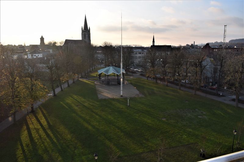 Trendy gerenoveerd app met 2 slaapkamers en garage box. foto 8