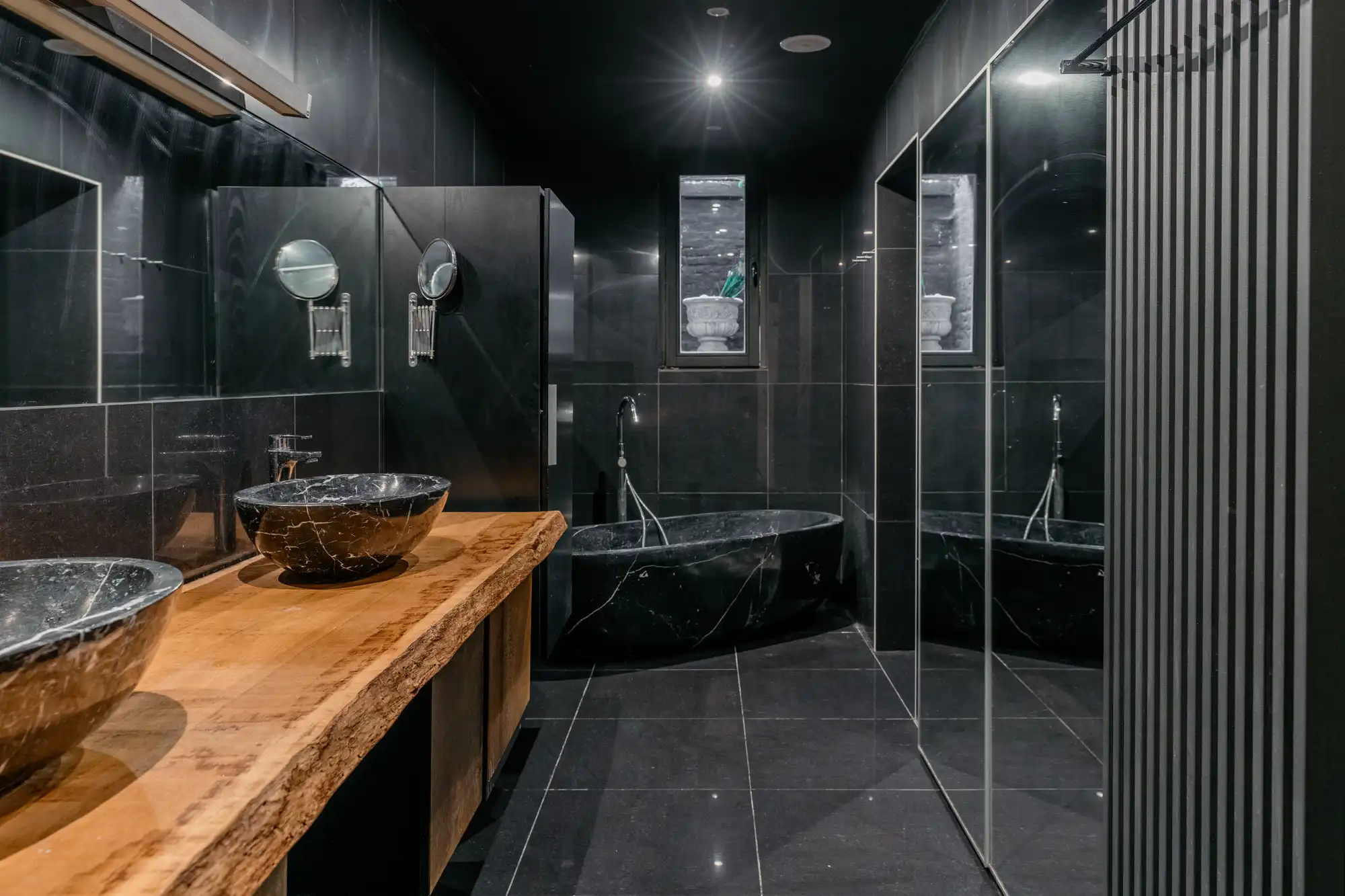 Doornroosje en Zillion in één sprookje: er was eens een appartement met een vijver in een kasteel. foto 15