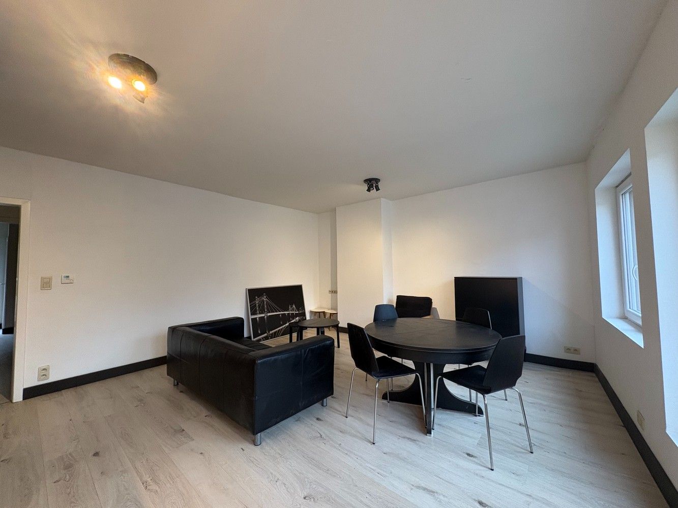 Lichtrijk appartement met 2 slaapkamers in het centrum van Torhout foto {{pictureIndex}}