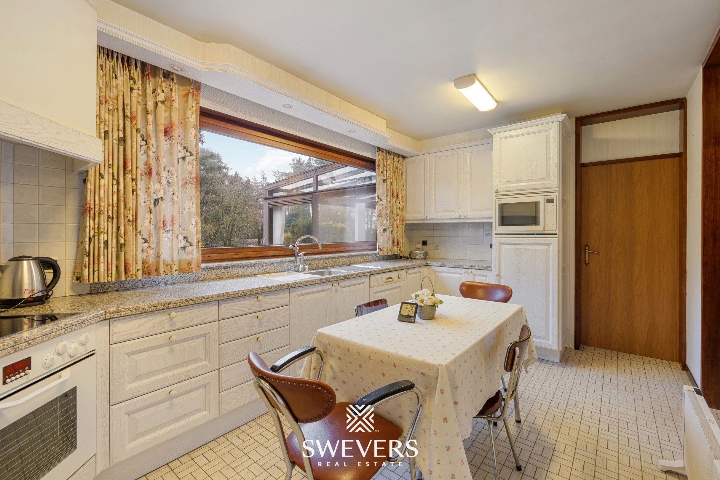 Vrijstaande woning met 329 m² wooncomfort, praktijkruimte en grote tuin foto 10