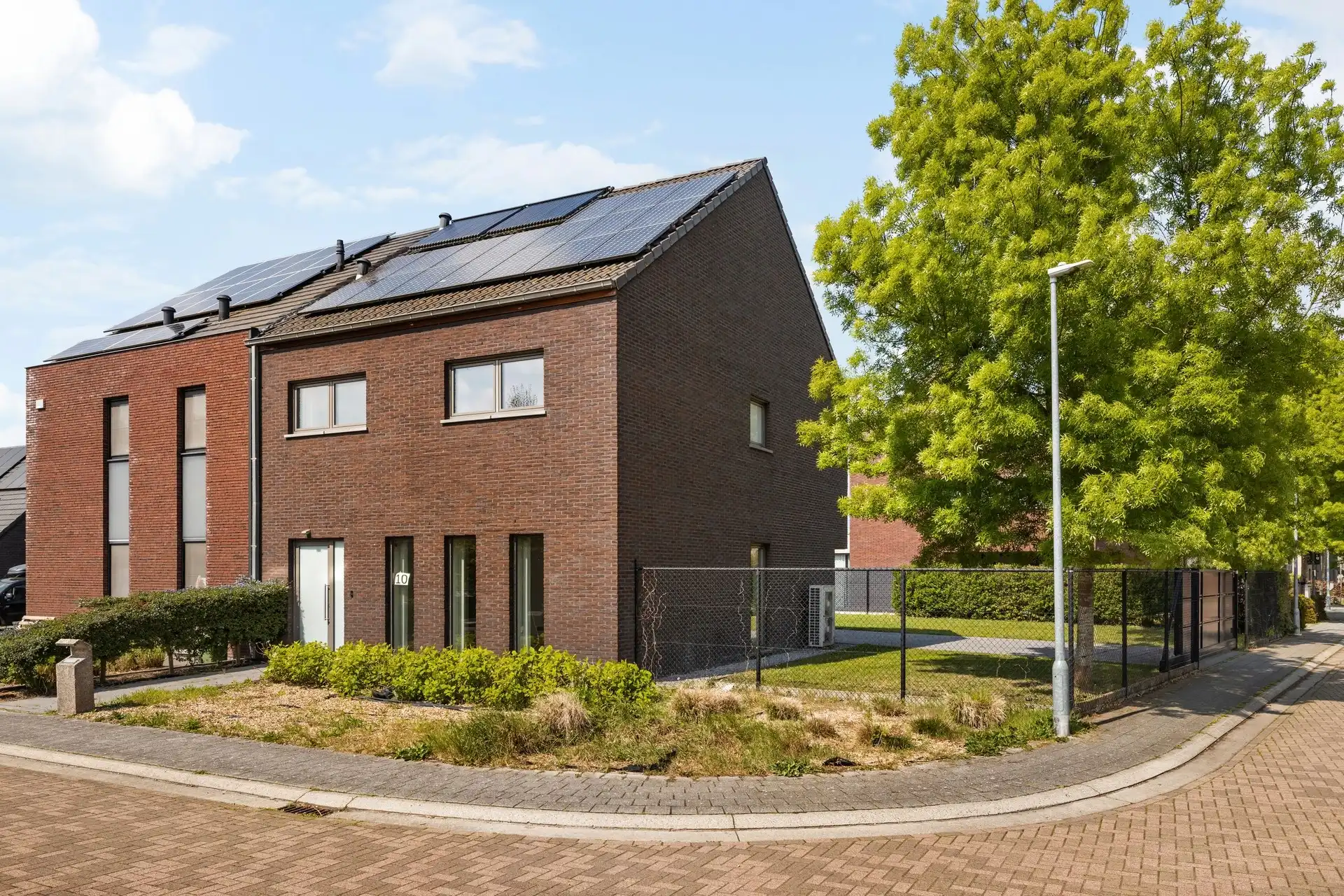 Ruime gezinswoning met 3 slaapkamers en 2 badkamers op een absolute toplocatie foto {{pictureIndex}}