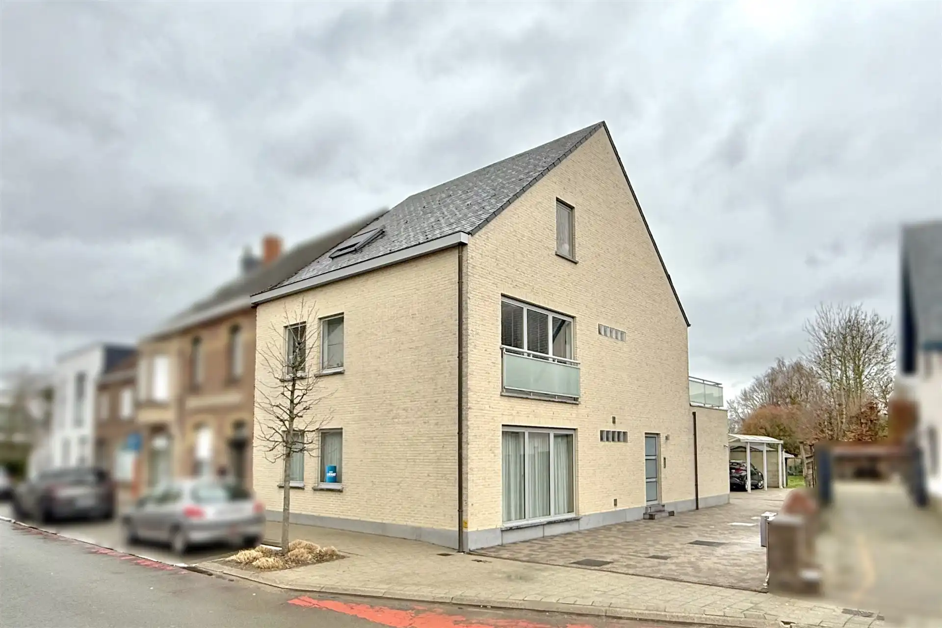 Opbrengsteigendom met 2 ruime appartementen foto {{pictureIndex}}