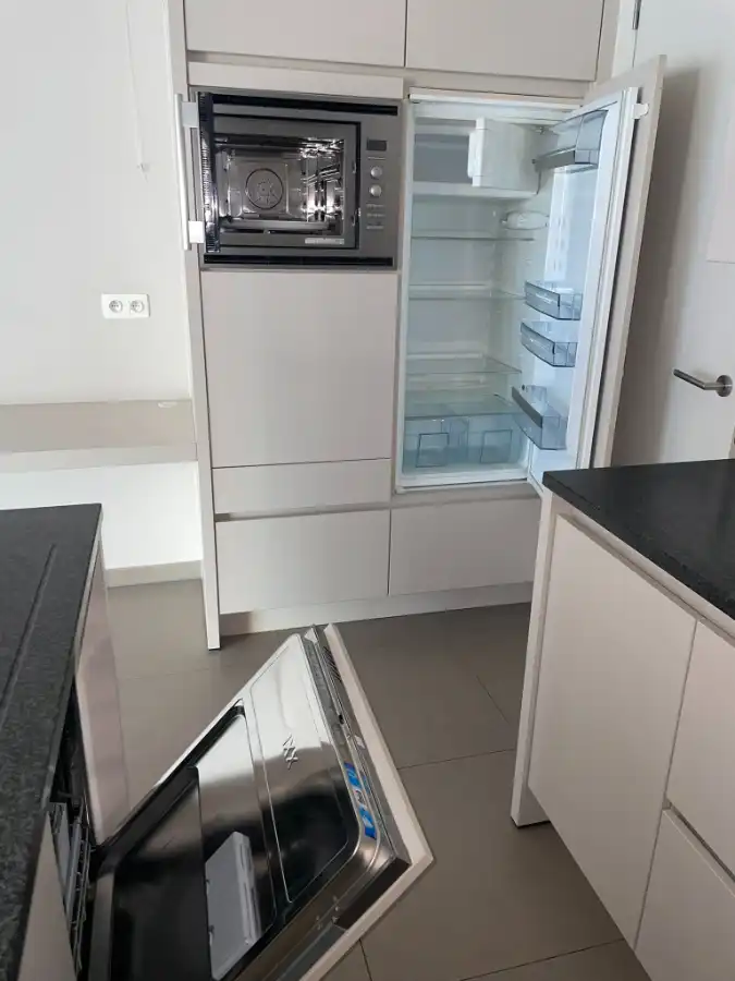 Instapklaar twee slaapkamer APP + terras, bergruimte & garage foto 19