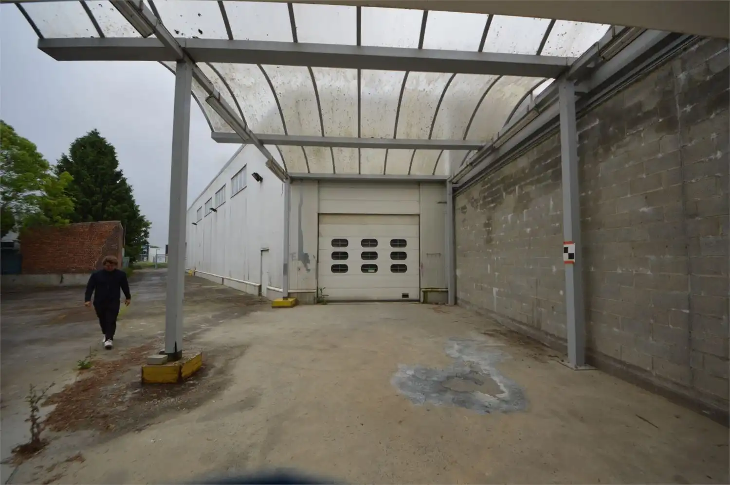 ** IN OPTIE ** COMMERCIEEL GEBOUW BAANLOCATIE MET PARKING NABIJ MCDONALDS foto 31