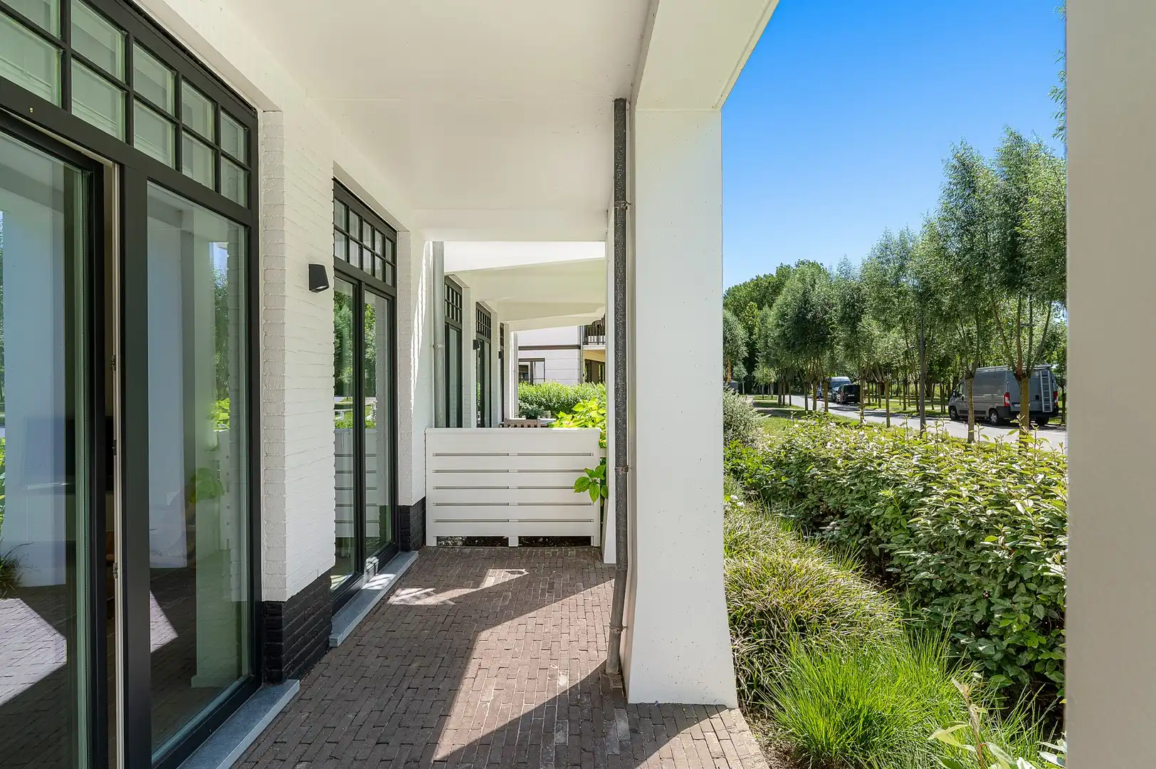 Uitzonderlijk tuinappartement met frontaal zicht op het Duinenwatermeer. foto 9