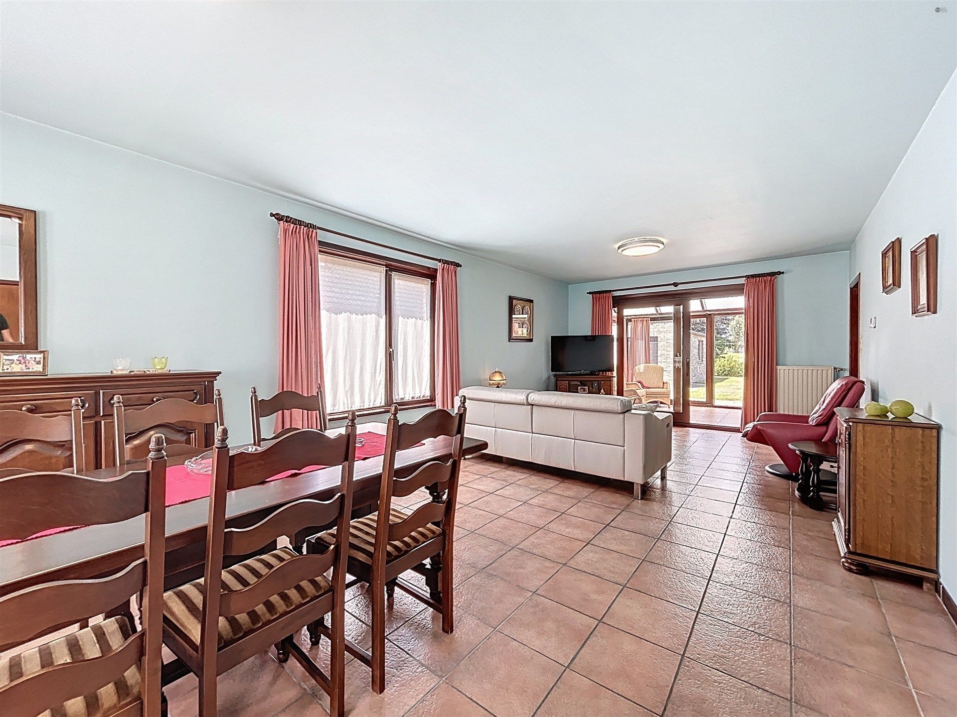 Rustig gelegen en instapklare open bebouwing (type bungalow)  met garage op perceel van 885m²  foto 3