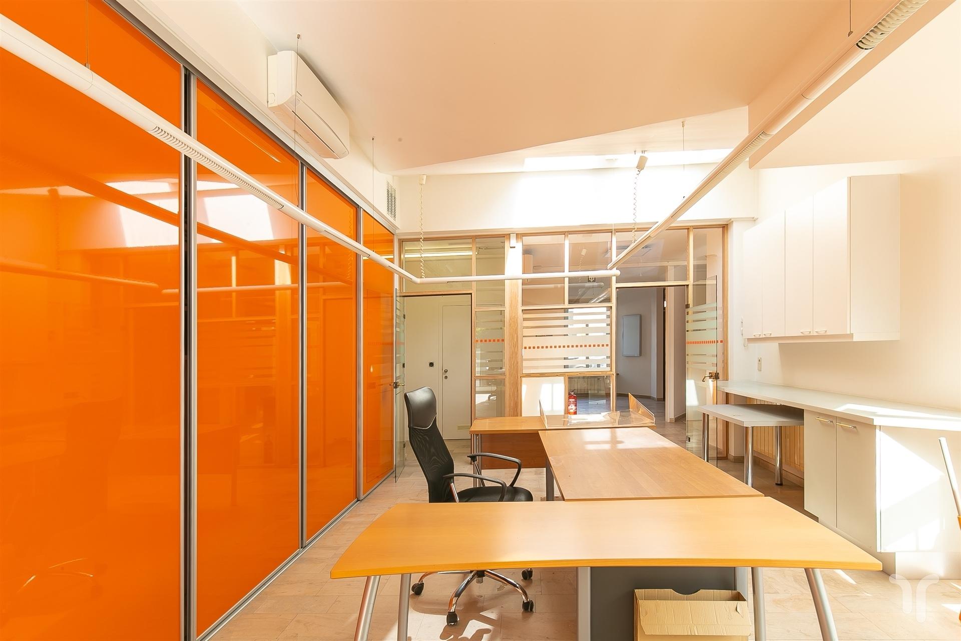 Commercieel gelegen kantoorgebouw met parking, uitweg en appartement met 3 slaapkamers. foto 4