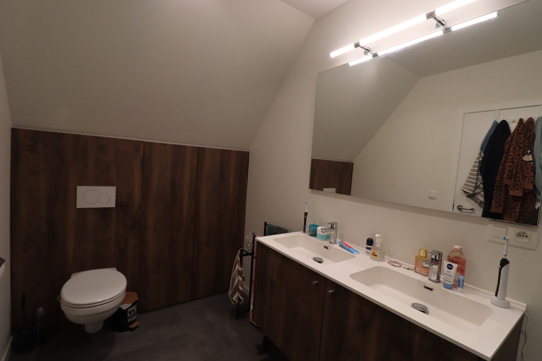 Gerenoveerd duplex-appartement met 3 slaapkamers, terras en autostaanplaats met fietsenberging. foto 7