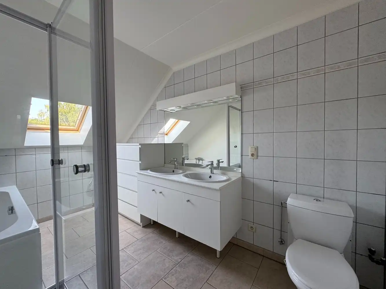 Zeer ruime huurwoning met o.a. 3 slpks en garage foto 18