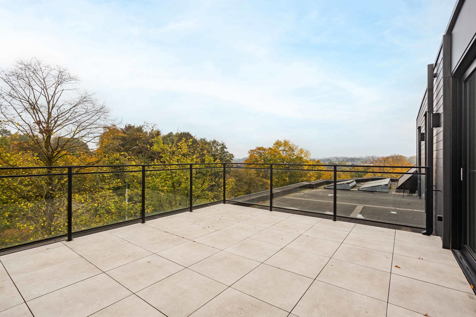 Recent, luxe penthouse met panoramisch terras foto 20